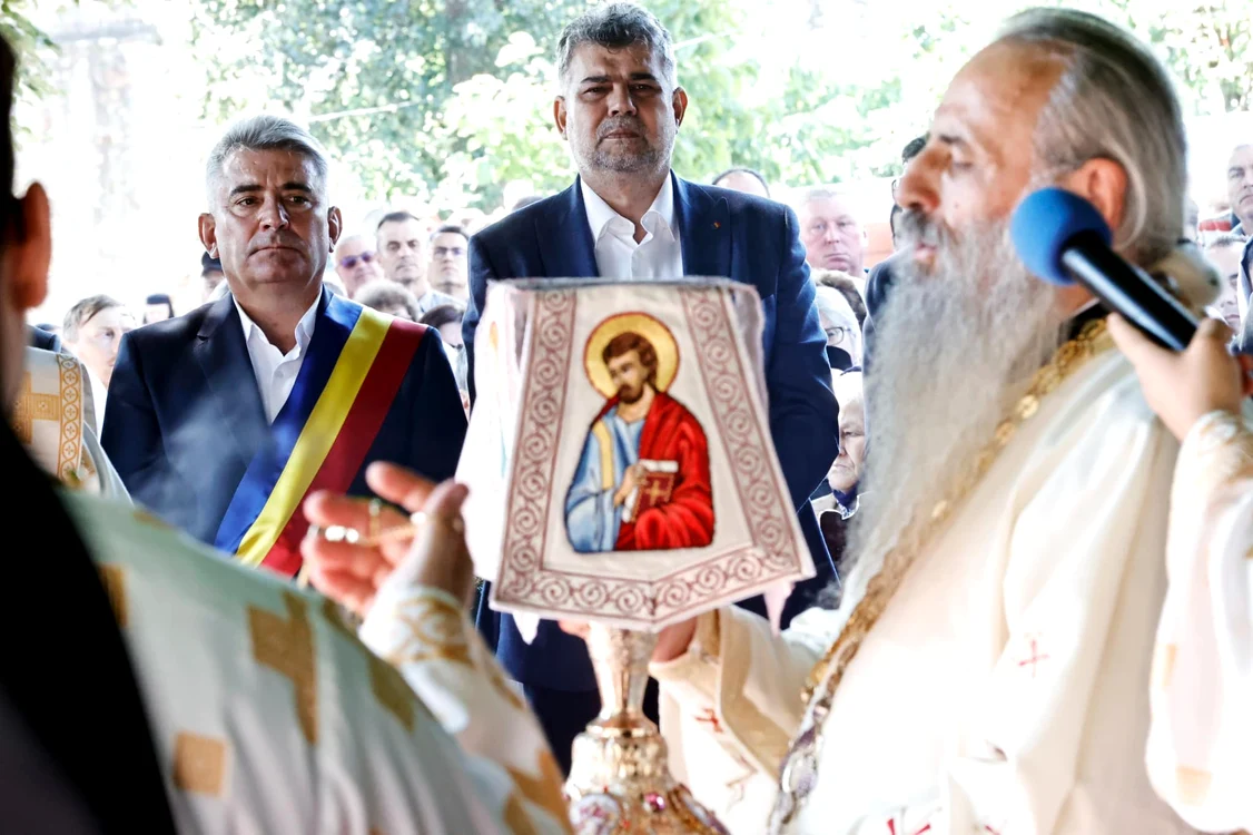 Marcel Ciolacu a participat la slujba de Sfânta Maria, la Mănăstirea Văratic. FOTO Facebook