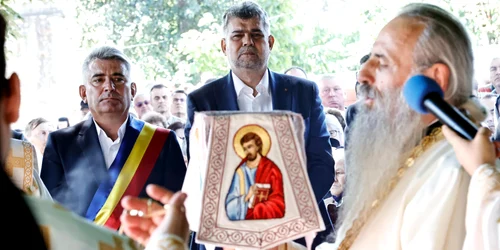 Marcel Ciolacu a participat la slujba de Sfânta Maria, la Mănăstirea Văratic. FOTO Facebook