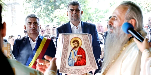 Marcel Ciolacu a participat la slujba de Sfânta Maria, la Mănăstirea Văratic. FOTO Facebook