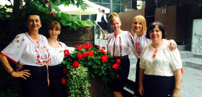Hotel Metropolis nu doar că şi-a „îmbrăcat” angajatele în ie, ci a oferit şi reduceri celor care purtau camaşa tradiţională românească FOTO: Facebook