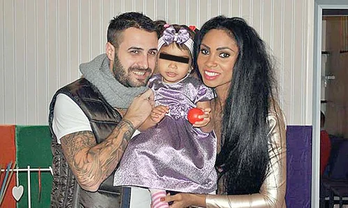 2013  Pe vremuri, Mihai,  Laurette şi fetiţa  lor formau o  familie fericită jpeg