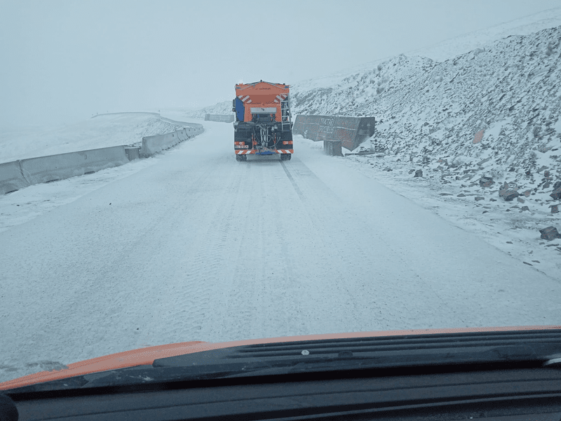 Circulația pe Transalpina, închisă. Zăpada a acoperit cel mai înalt drum din țară