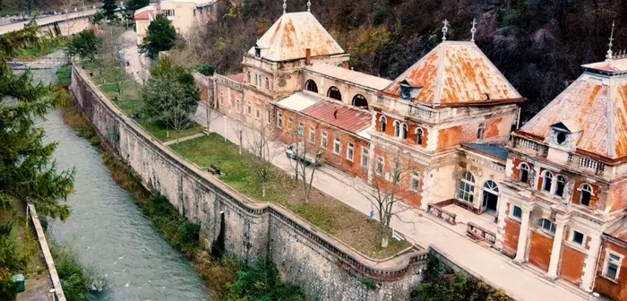 Băile Neptun au fost salvate de către tinerii de la Asociaţia Locus. FOTO HERCULANE PROJECT