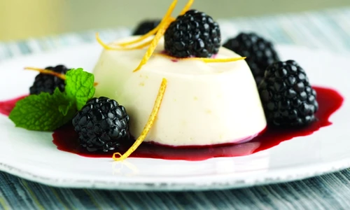 Reteta Panna Cotta cu sos de mure   Sursa   driscolls jpeg