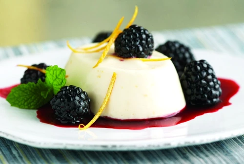 Reteta Panna Cotta cu sos de mure Sursa driscolls jpeg