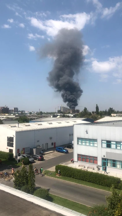 Un fum negru a pus stăpânire pe zona afectată de incendiu