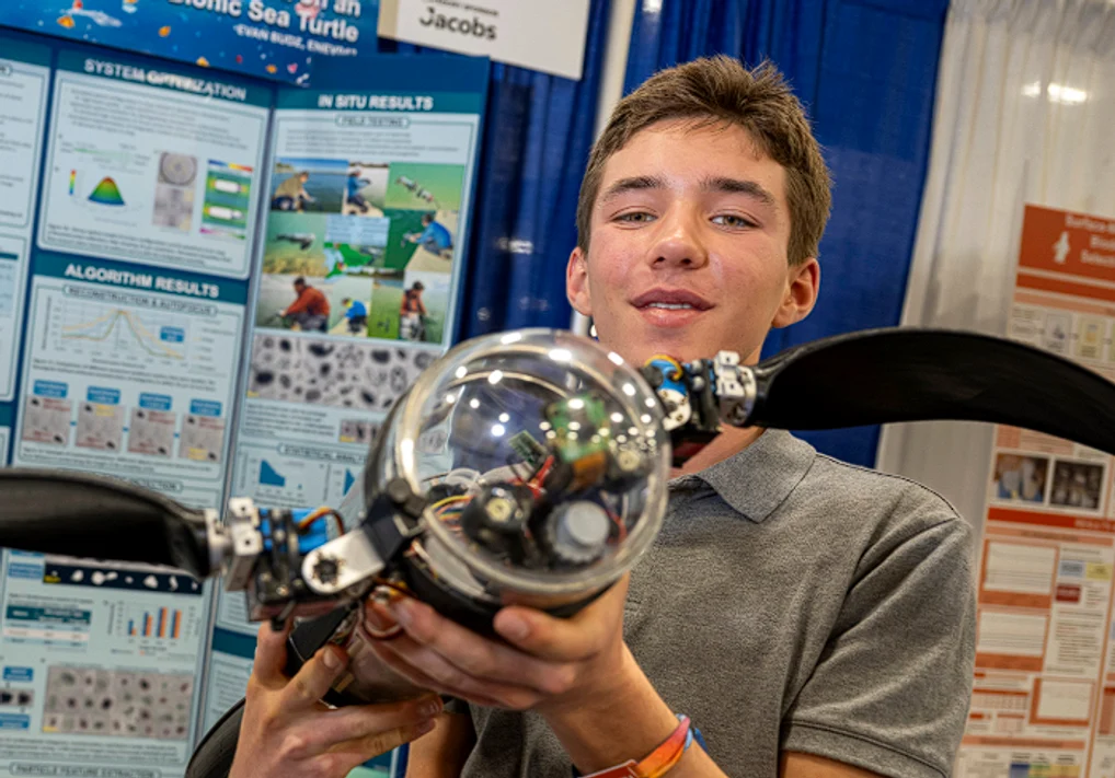 Un tânăr a construit un robot inedit/sursă foto: social media
