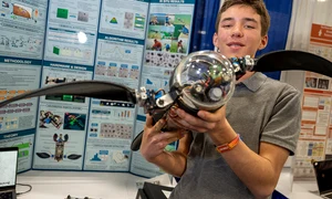 Un tânăr a construit un robot inedit/sursă foto: social media