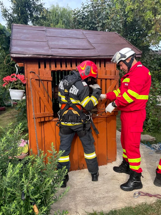 misiune salvare femeie din fântână, FOTO: ISU Suceava