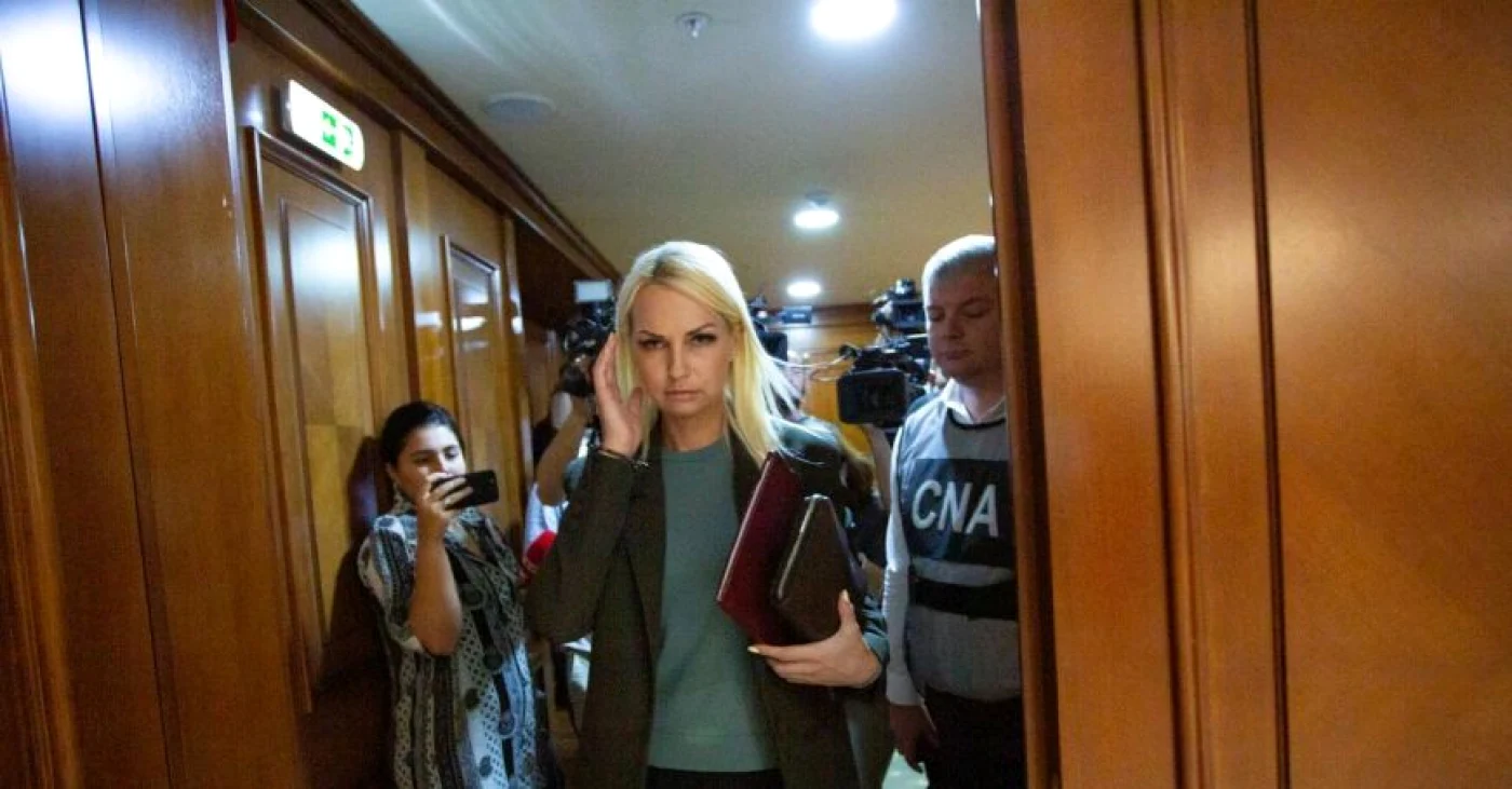 Marina Tauber în moment ce este escortată din Parlament