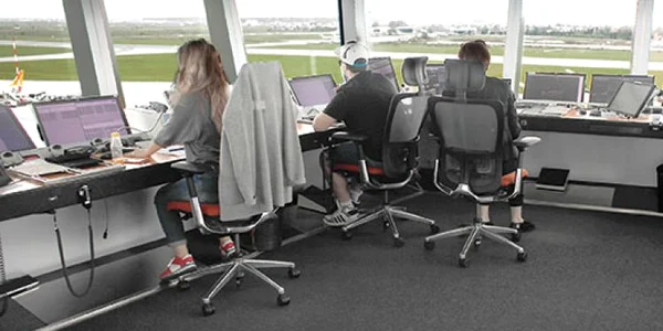 Controlorii de trafic aerian din cadrul companiei de stat ROMATSA sunt cel mai bine plătiţi angajaţi din România FOTO Inquam Photos / George Călin 