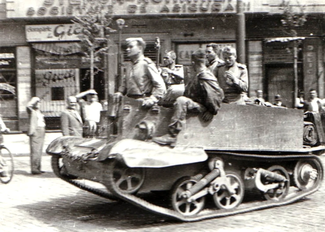 Armata Roșie „eliberatoare” intră în București. FOTO: Fototeca online a comunismului românesc