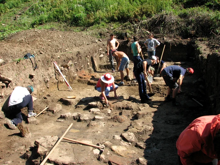 Cercetări arheologice la cetatea Zânelor. Sursa: cetateazânelor.ro