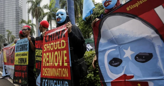 Miting de susţinere a uigurilor organizat în faţa Ambasadei chineze în Indonezia FOTO EPA-EFE/ Mast Irham