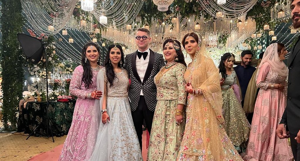 Adrian Sînă cântă la nunți faraonice în India: „Ține trei zile zile și trei nopți”. Câți bani încasează