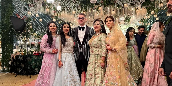 Adrian Sînă cântă la nunți în India 
