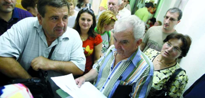 Timisoara: Plătitorii de taxe, umiliţi pe holurile de la Fisc