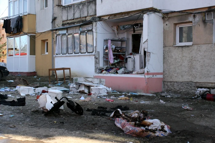 Explozia de ieri a afectat opt garsoniere din cartierul Burdujeni.              Foto: Sandrinio Neagu