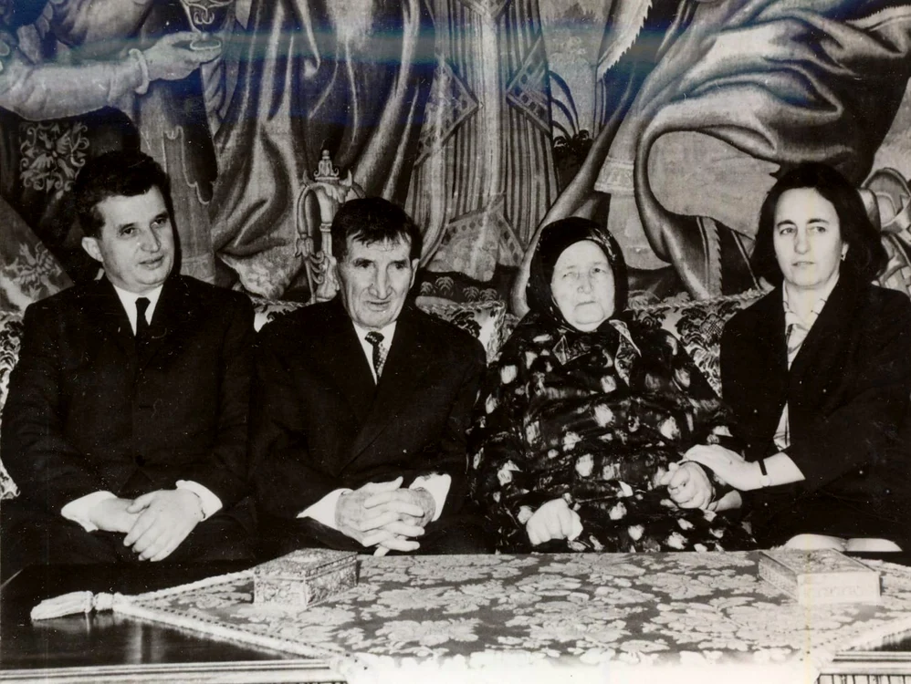 
    Nicolae Ceaușescu, împreună cu părinții săi - Andruță și Alexandrina - și soția lui, Elena, la scurtă vreme după ce a ajuns în fruntea PCR și a țării, în iulie 1965Foto: Fototeca online a comunismului românesc  