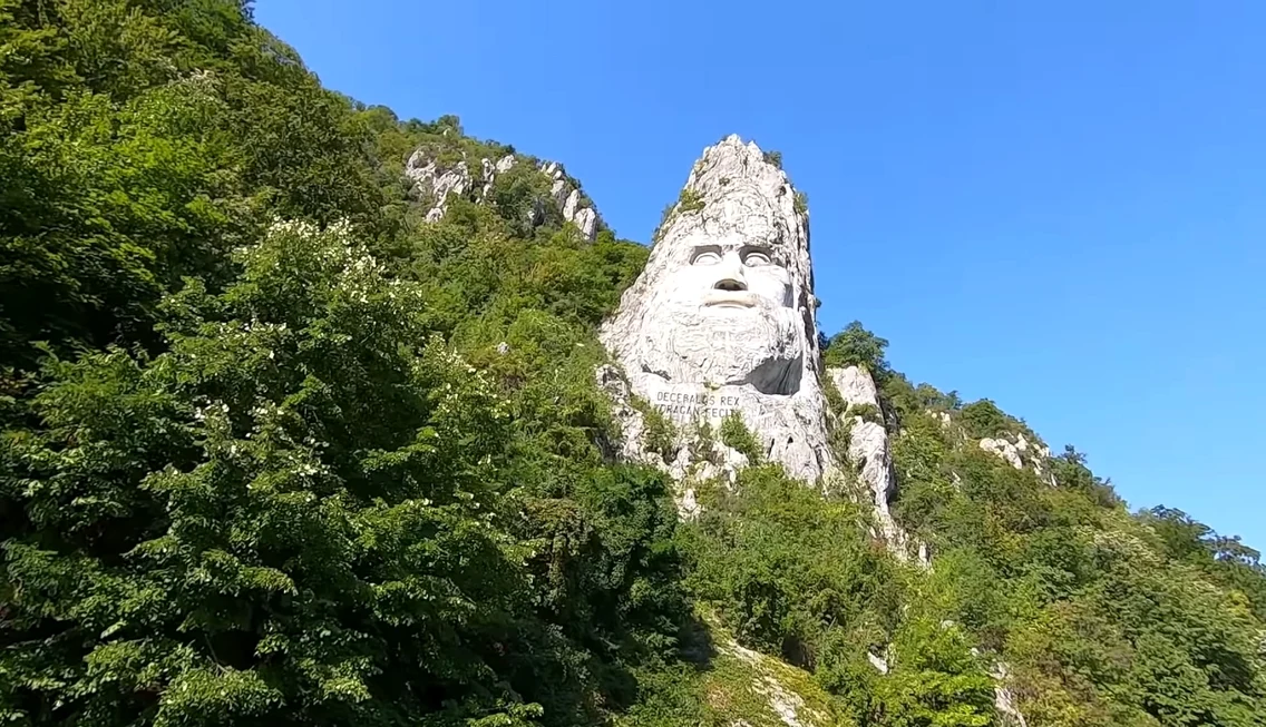 Chipul lui Decebal din Cazanele Dunării cea mai mare sculptură în piatră din Europa în Mehedinti Foto Daciana Stoica jpg