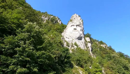 Chipul lui Decebal din Cazanele Dunării cea mai mare sculptură în piatră din Europa în Mehedinti Foto Daciana Stoica jpg
