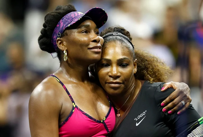 
    Venus Williams și Serena Williams s-au îmbrățișat la finalul meciului de la US Open 2018Foto: Guliver / GettyImages  
