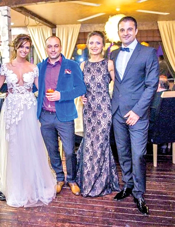 Mirii Diana şi Adrian, alături de naşii lor, Cati şi Iulian