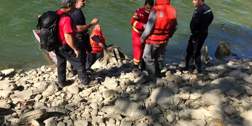 Operaţiunea de salvare a unui pescar septuagenar dintre stâncile de pe malul Oltului - Vâlcea Foto Adevărul - credit Mircea Lera