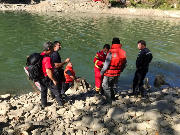 Operaţiunea de salvare a unui pescar septuagenar dintre stâncile de pe malul Oltului - Vâlcea Foto Adevărul - credit Mircea Lera