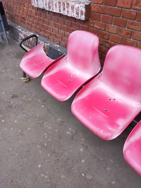 Amenzi de 700.000 lei în transportul feroviar: geamuri sparte, toalete insalubre și gări deteriorate
