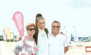 Ana, alături  de părinții ei, Maria  și Costel, la mare jpeg