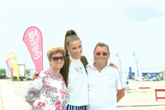 Ana, alături de părinții ei, Maria și Costel, la mare
