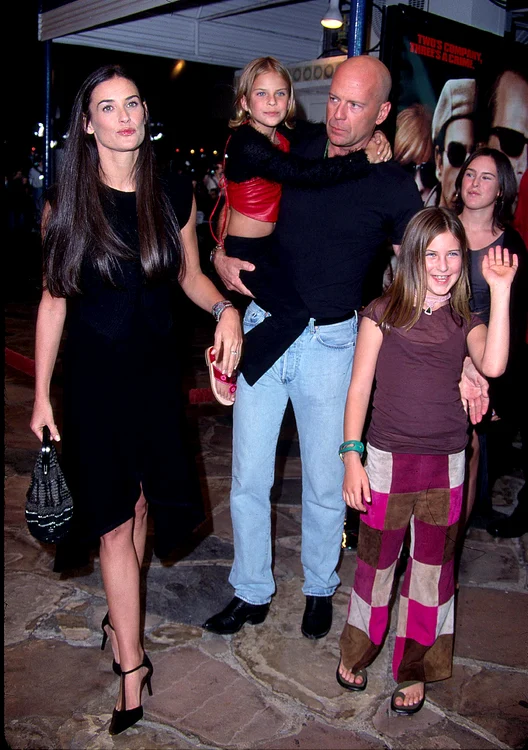 Demi Moore şi Bruce WIllis, cu cele trei fete, Rumer, Scout şi Tallulah, în 2001 jpeg