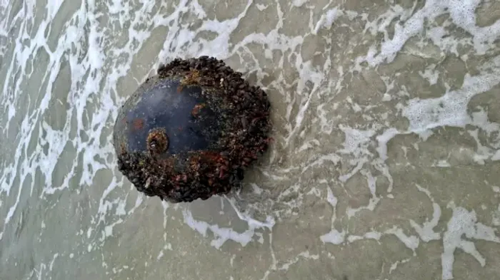 O mină marină a fost descoperită pe plaja de la Vadu FOTO: MApN