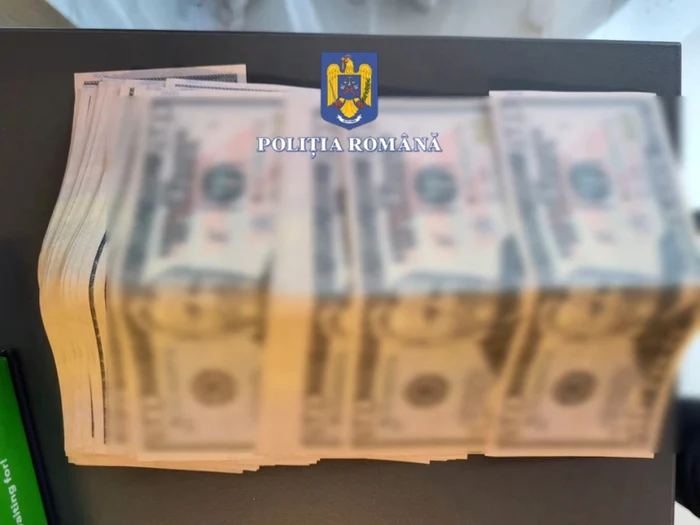 Tânăra a înlocuit valuta deținută de părinți cu bancnote false. FOTO Facebook Poliția Română