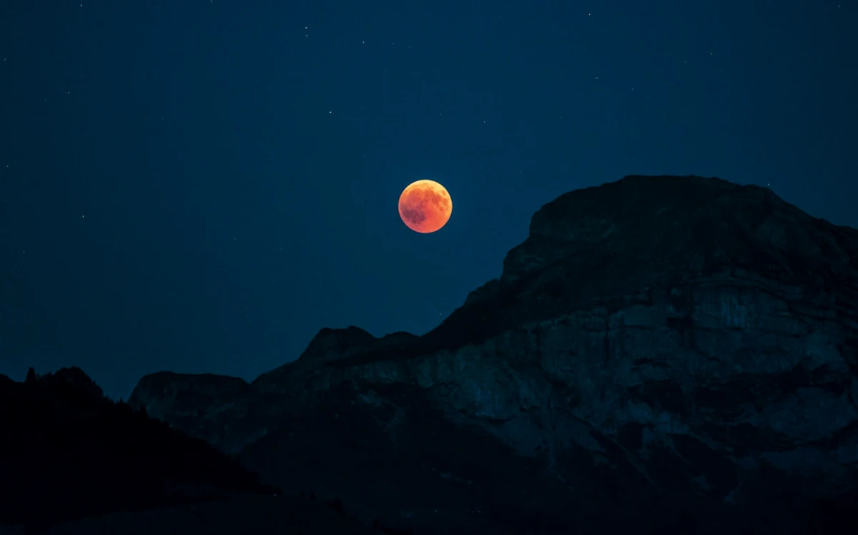 Eclipsa de lună din 5 iunie 2020 va fi prin penumbră, iar satelitul natural al Pământului va fi mai puțin strălucitor