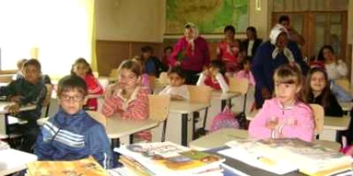 Turnu Severin: Şcoală, printre mormane de pământ
