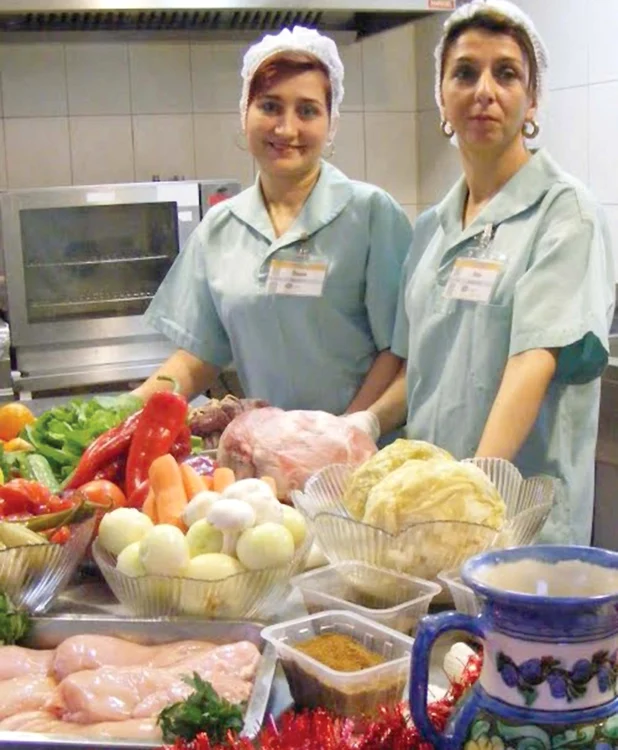 
    Bucătărele Roxana Şerban şi Anca Rus pregătesc friptura şi sărmăluţeleFoto: Click!/ Arhivă personală  