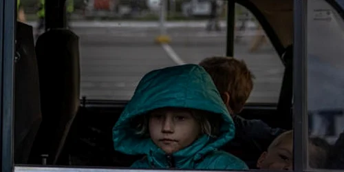 Refugiati cu copii din Mariupol ajung la punctul de evacuare din Zaporizhzhia Ucraina FOTO EPA-EFE