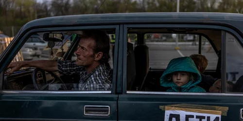 Refugiati cu copii din Mariupol ajung la punctul de evacuare din Zaporizhzhia Ucraina FOTO EPA-EFE