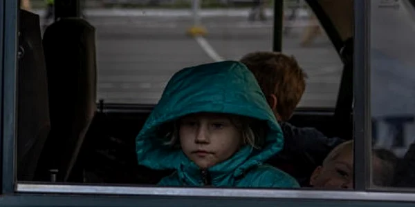 Refugiati cu copii din Mariupol ajung la punctul de evacuare din Zaporizhzhia Ucraina FOTO EPA-EFE