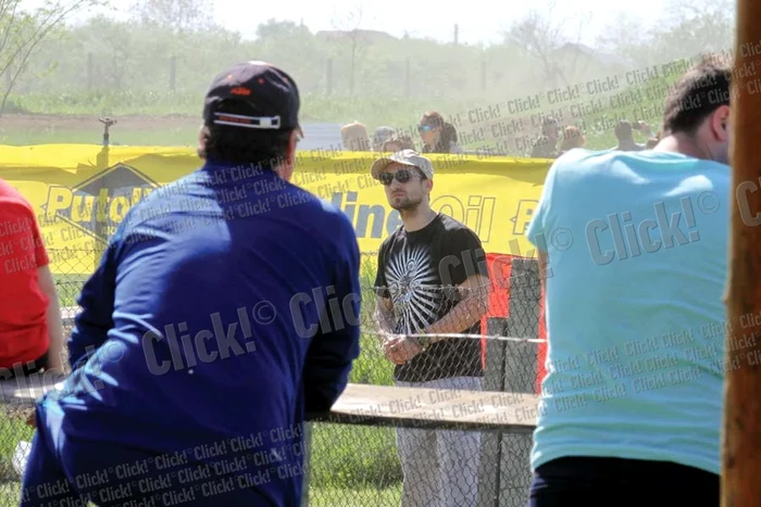 Se pare că Dani  e mai interesat de  domnișoare decât  de eveniment (Fotografii: Blitz)