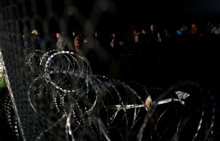 
    Mai mulţi refugiaţia, la graniţa dintre Croaţia şi UngariaFoto: AFP  