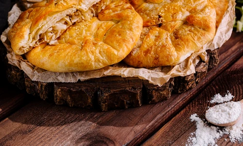 Placinta cu varza  Sursa foto shutterstock 2461195581 jpg