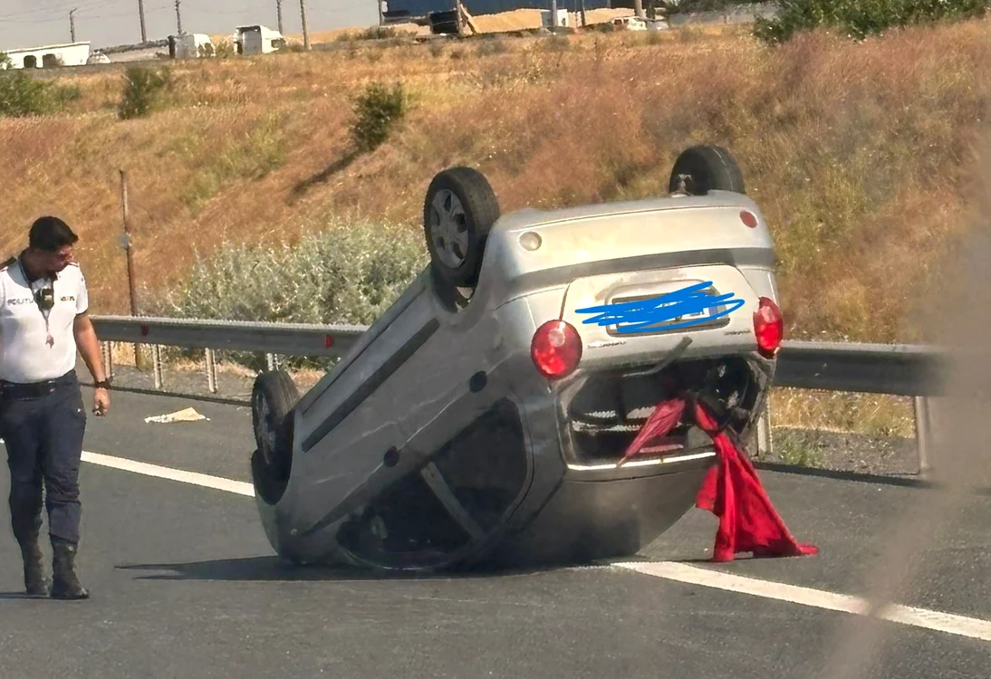 Şoferul a reuşut să iasă singur din maşina răsturnată. FOTO: Seapress