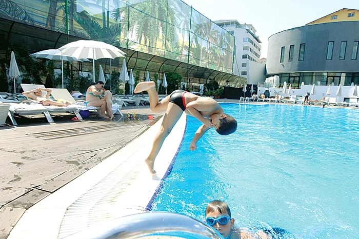 Au făcut tumbe şi au sărit în apa caldă din bazin