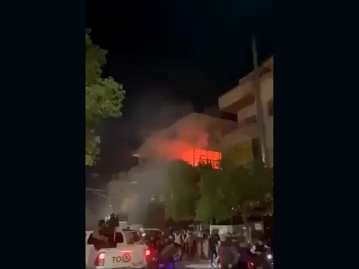 Clădire incendiată în Homs, Siria/FOTO: X @QUSAY_NOOR_