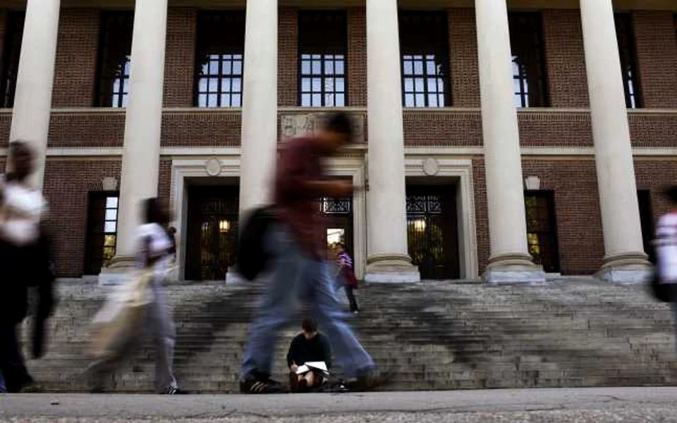Donald Trump a înghețat fonduri de 2 miliarde de dolari pentru Harvard după ce universitatea a respins cererile Casei Albe