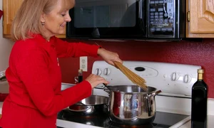 femeie gateste spaghete paste 2 10 2008 7 59 48 pm jpeg