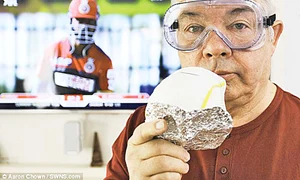 Nu poate sta la tv fără ochelari de sudor şi mască de zugrav jpeg